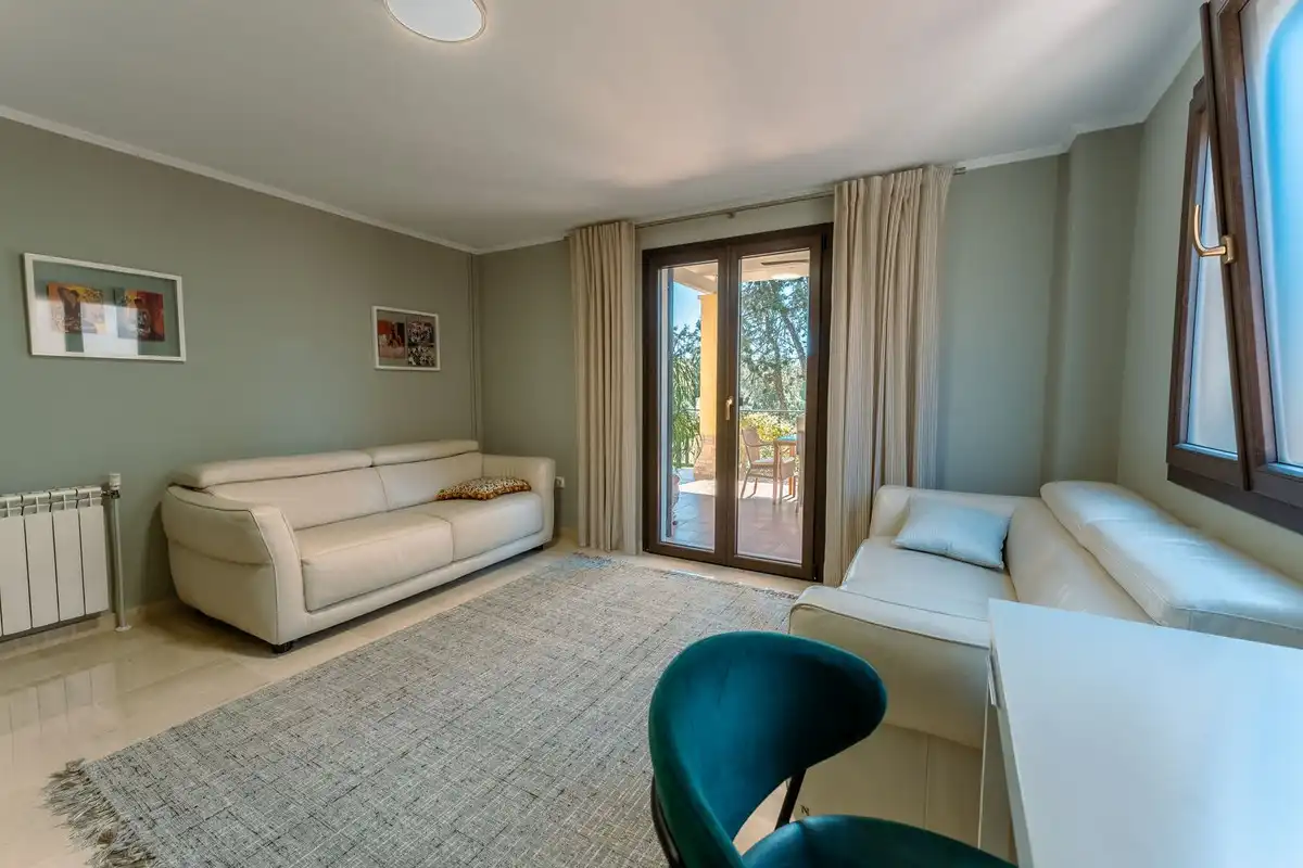 Sala d'estar de Casa o xalet en venda en Marbella amb Aire condicionat, Terrassa i Traster