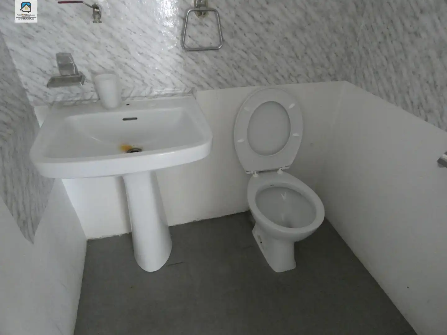 Bathroom of Commercial properties for rent in Palencia
