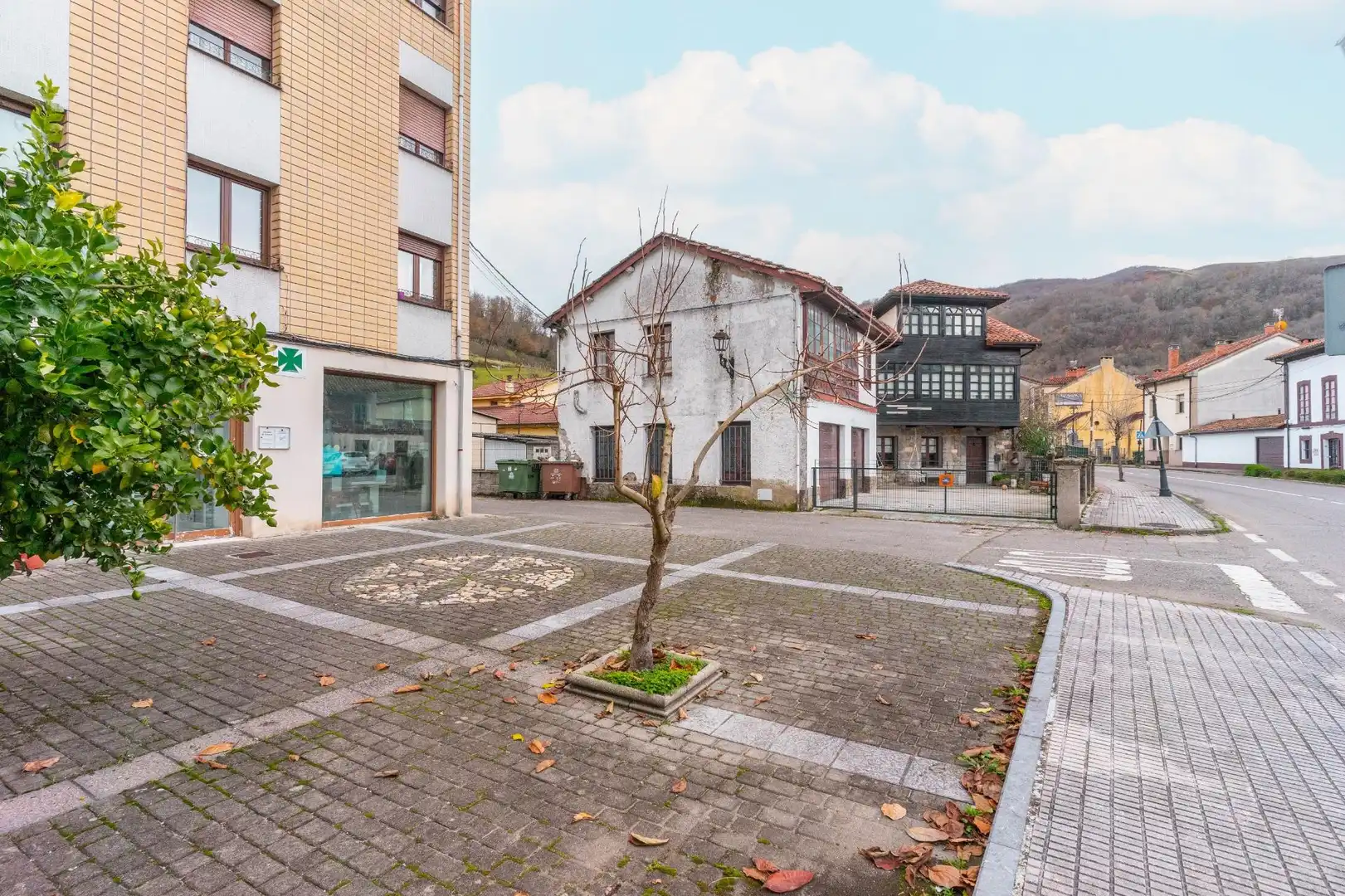 Vista exterior de Casa o xalet en venda en Sobrescobio amb Jardí privat