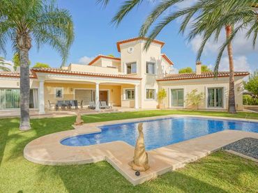 Detached house with pool for sale in Cala Advocat - Baladrar