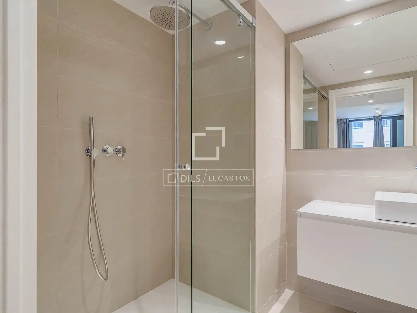Bathroom of Flat for rent in Barcelona  with Air Conditioner, Parquet flooring and Furnished