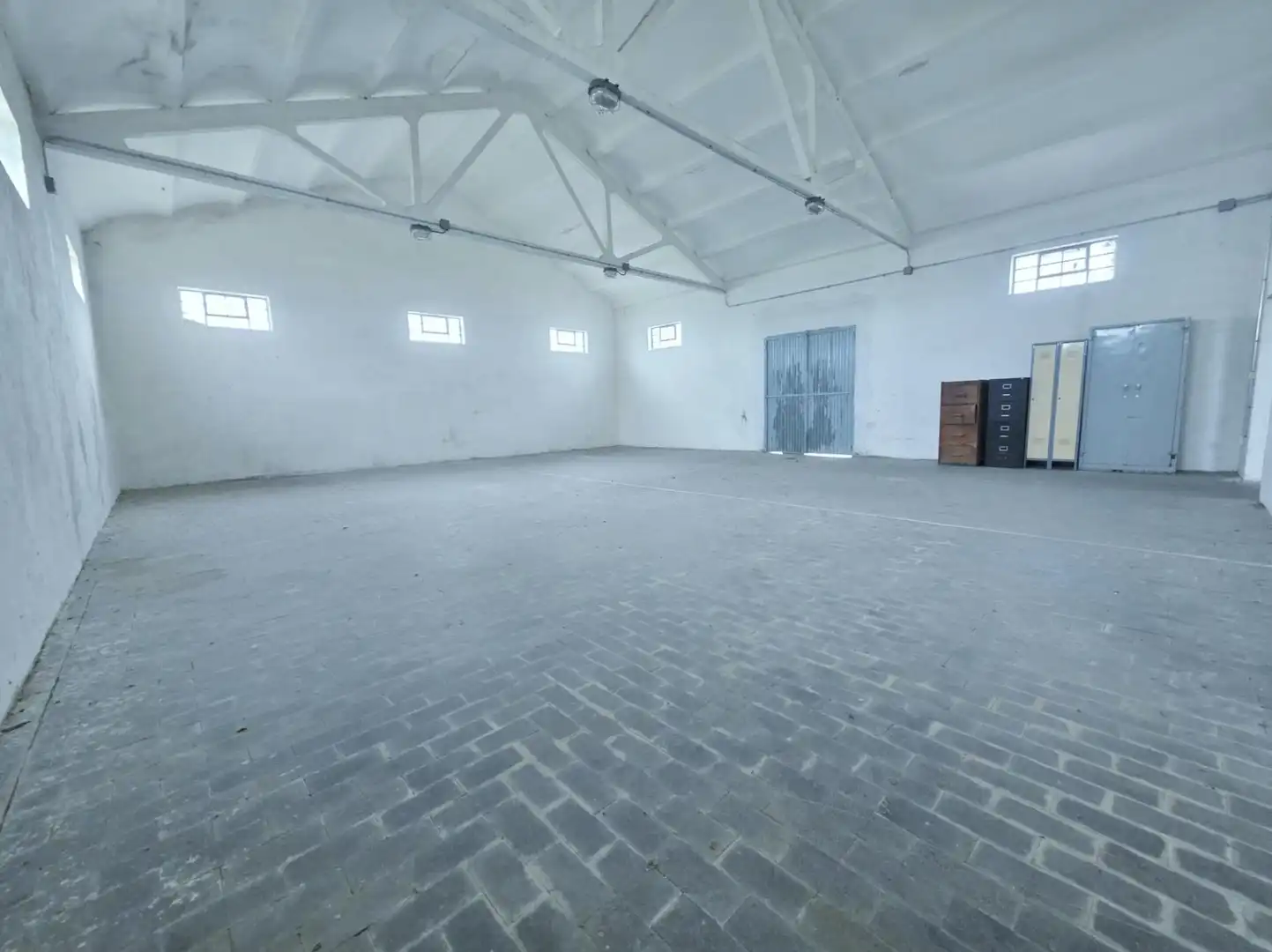 Industrial buildings for sale in Cantiveros