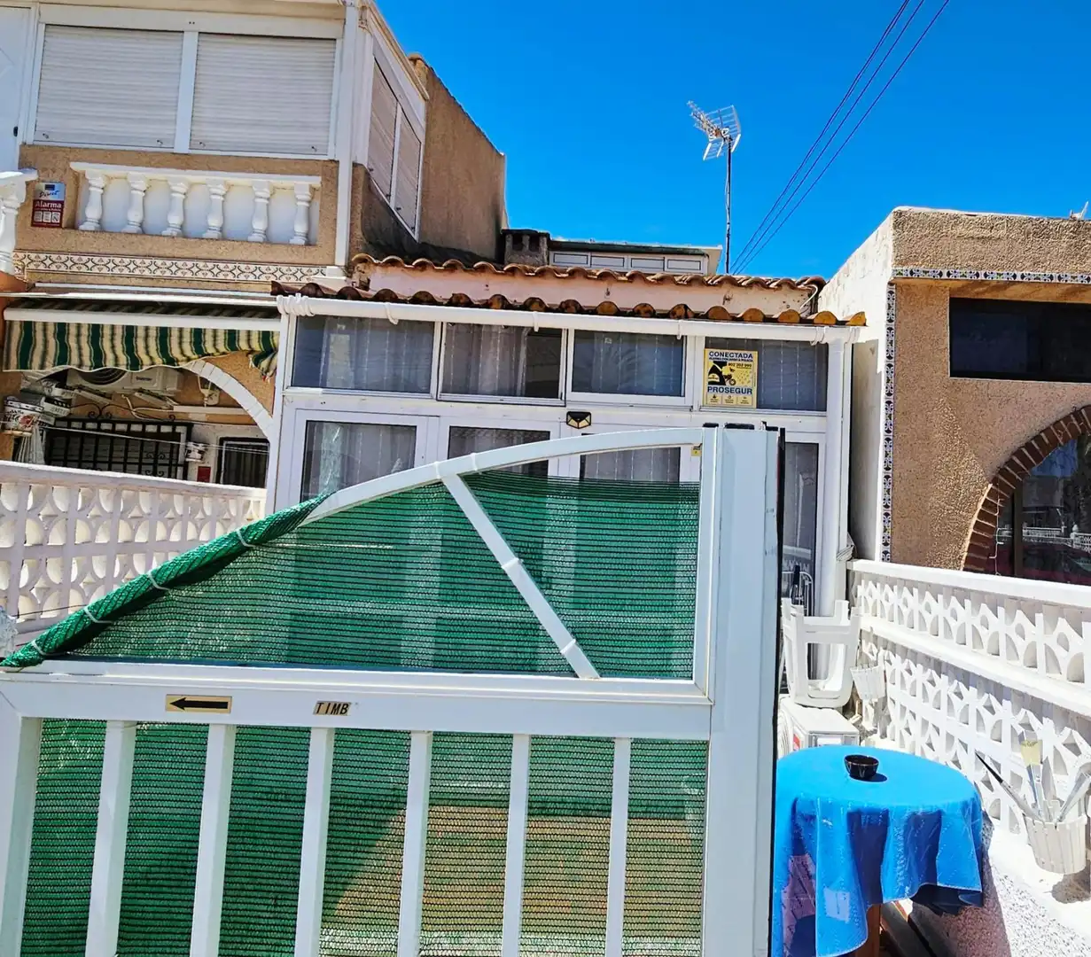 Vista exterior de Casa o xalet en venda en Torrevieja amb Aire condicionat, Terrassa i Moblat