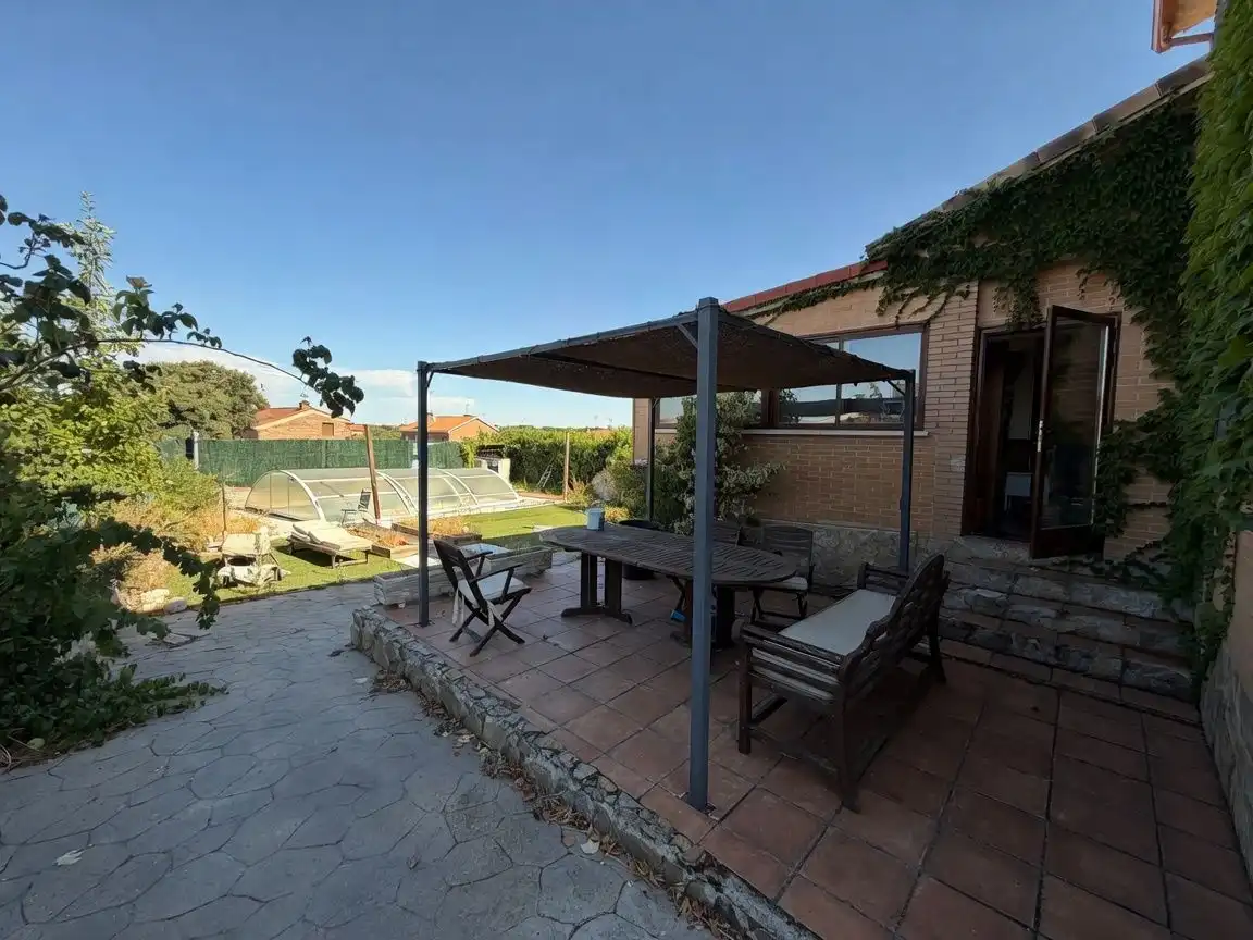 Detached house with pool for sale in Pioz