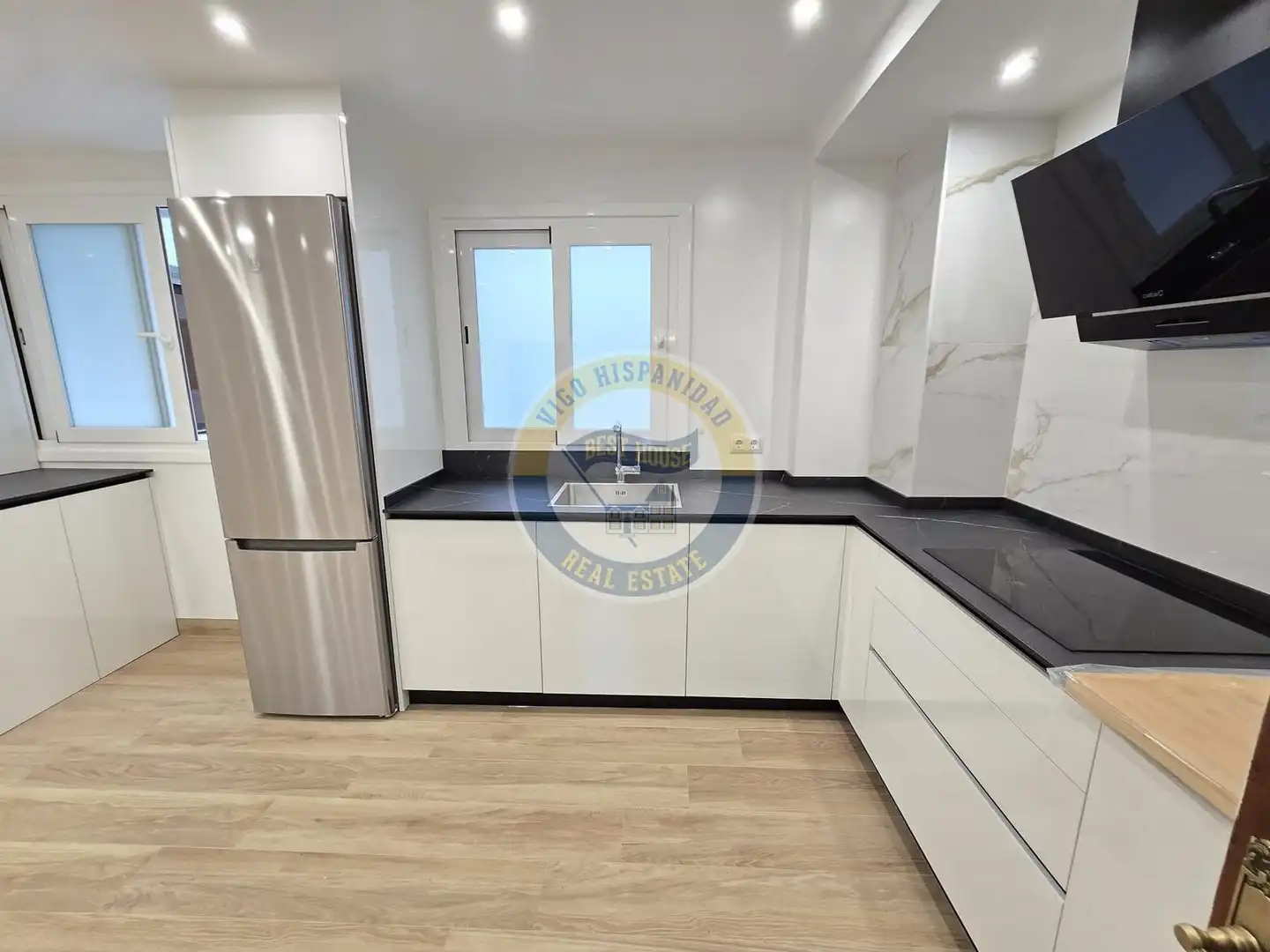 Cocina de Piso de alquiler en Vigo  con Calefacción, Parquet y Balcón
