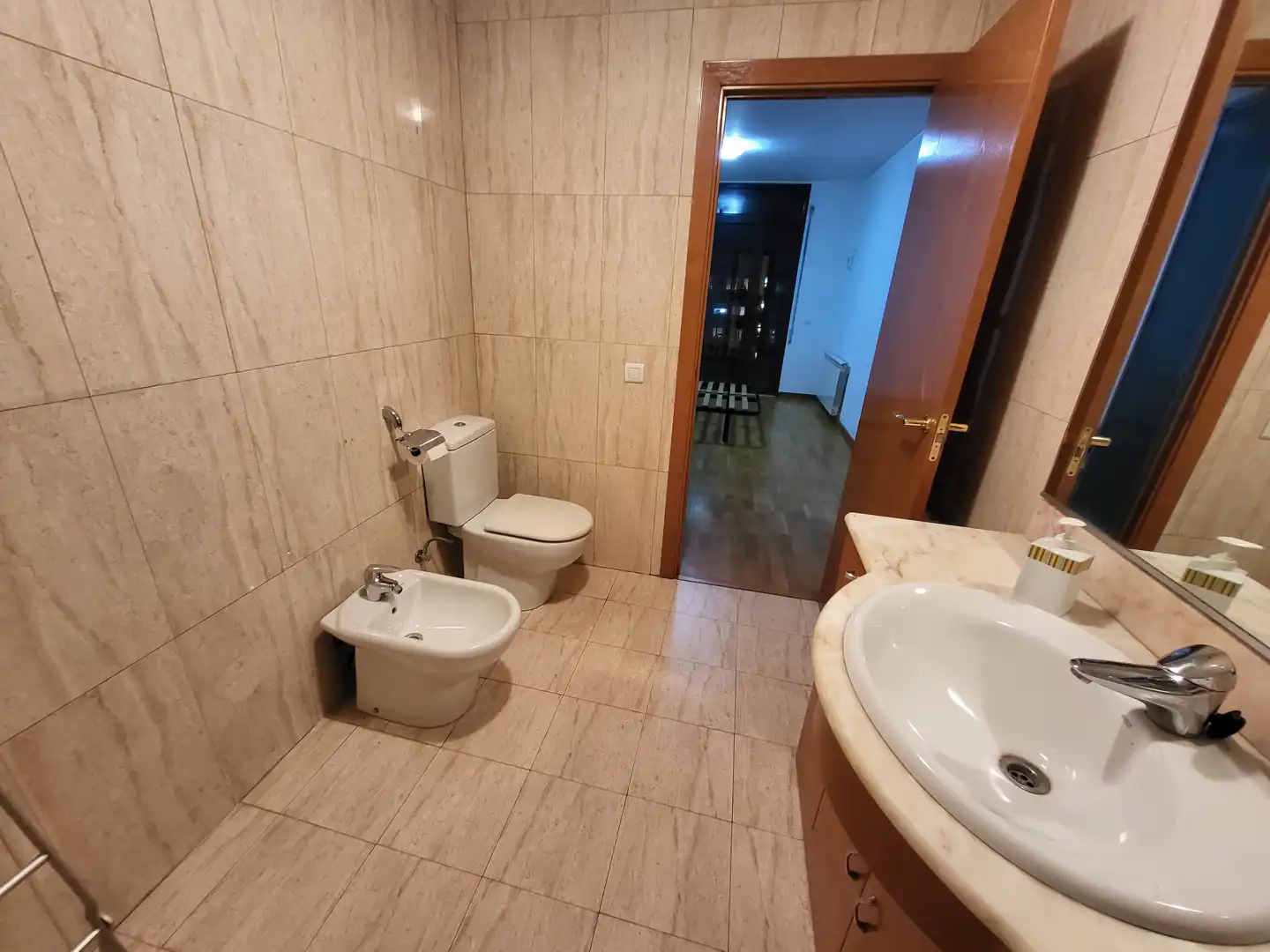 Badezimmer von Wohnung zur Miete in Sabadell mit Heizung, Parkett und Ofen