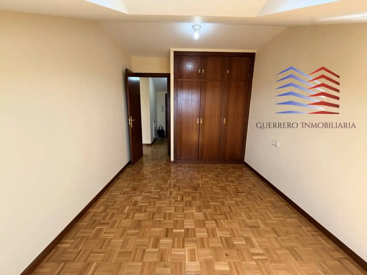 Dormitori de Apartament de lloguer en Barbadás amb Calefacció, Parquet i Traster