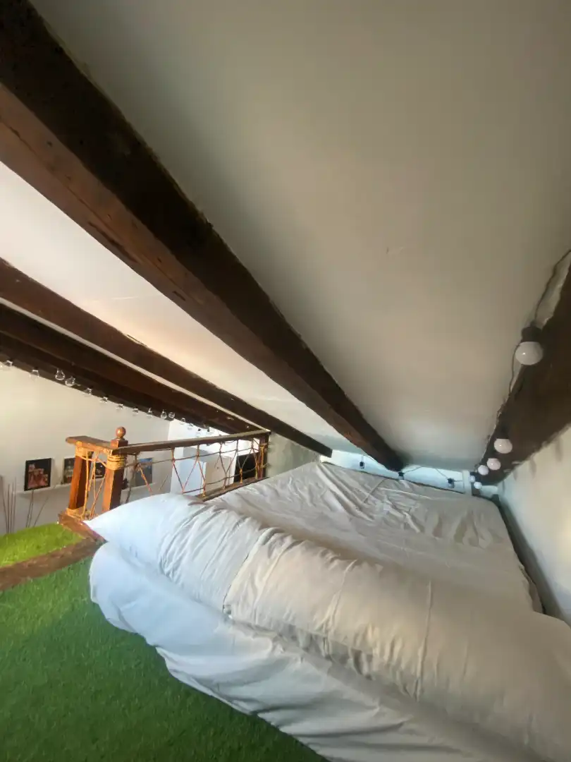 Schlafzimmer von Dachboden zur Miete in Madrid mit Klimaanlage, Heizung und Möbliert