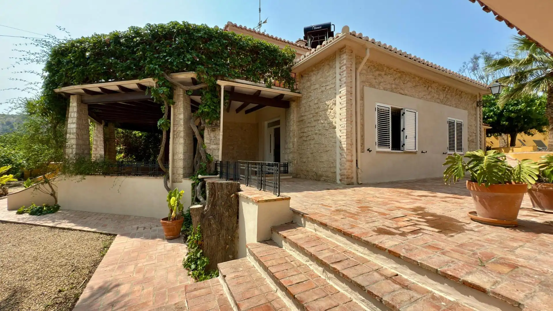 Vista exterior de Casa o xalet en venda en Alicante / Alacant amb Aire condicionat, Calefacció i Jardí privat