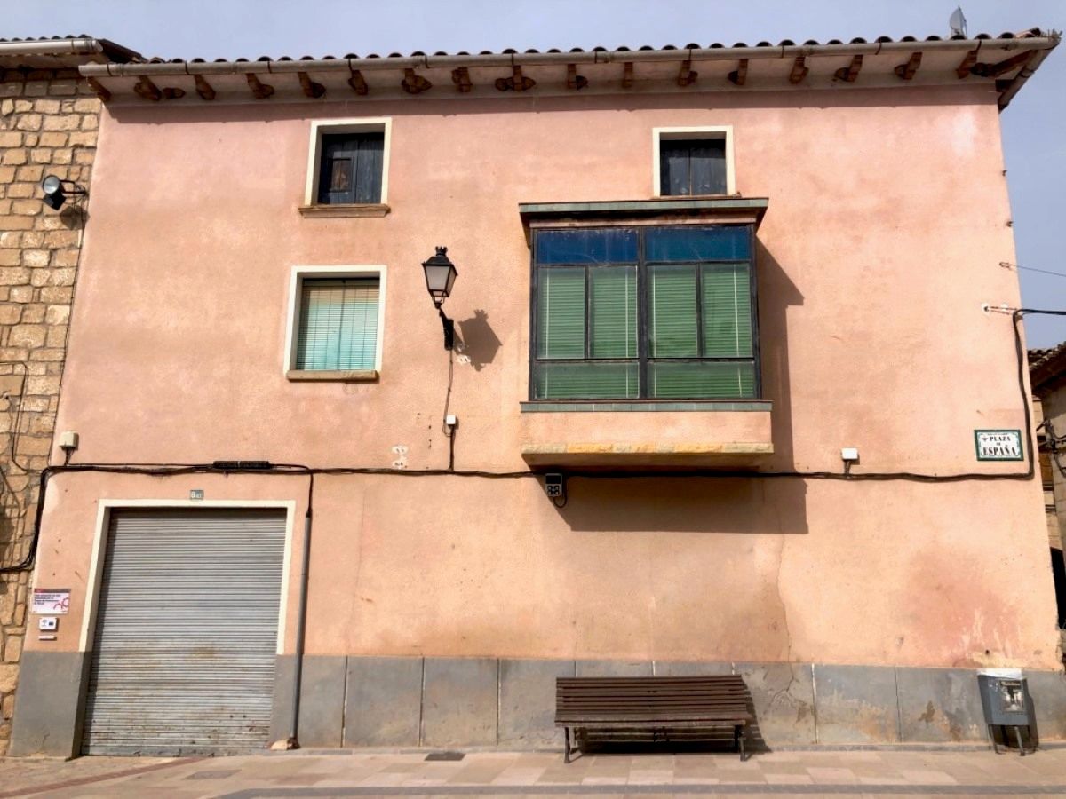 Vista exterior de Casa adosada en venda en Valdeltormo amb Calefacció, Terrassa i Traster