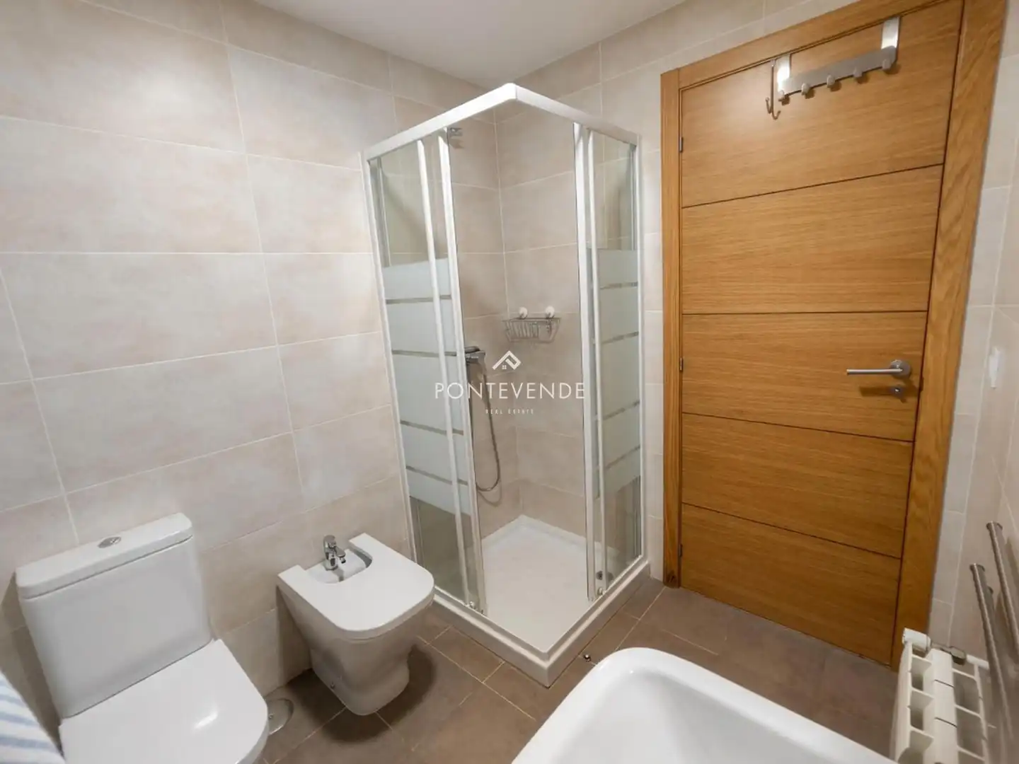 Badezimmer von Dachboden zur Miete in Pontevedra Capital  mit Heizung, Parkett und Terrasse