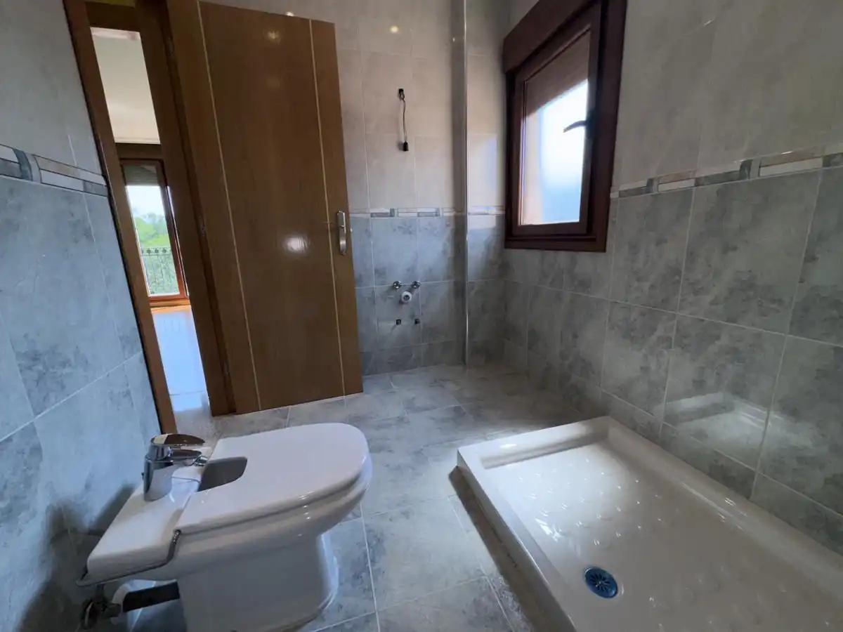 Bany de Casa o xalet en venda en Siero amb Calefacció, Jardí privat i Terrassa