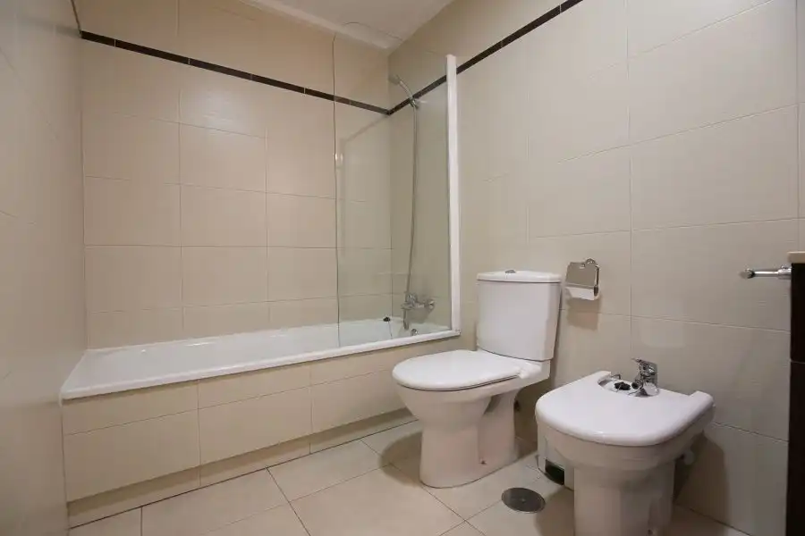 Bany de Apartament en venda en Alicante / Alacant amb Aire condicionat, Calefacció i Jardí privat