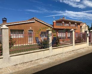 Vista exterior de Casa o xalet en venda en Villanueva de las Manzanas amb Calefacció, Jardí privat i Terrassa