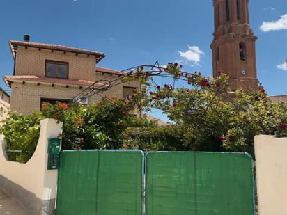 Vista exterior de Casa adosada en venda en Blesa amb Terrassa i Balcó