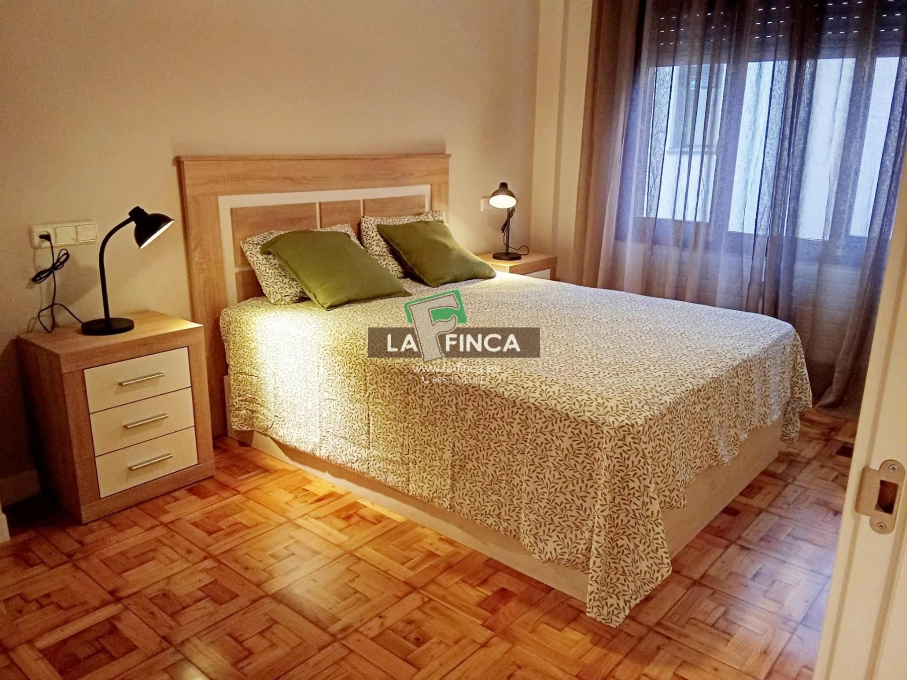 Bedroom of Flat for sale in Oviedo   with Heating, Parquet flooring and Furnished