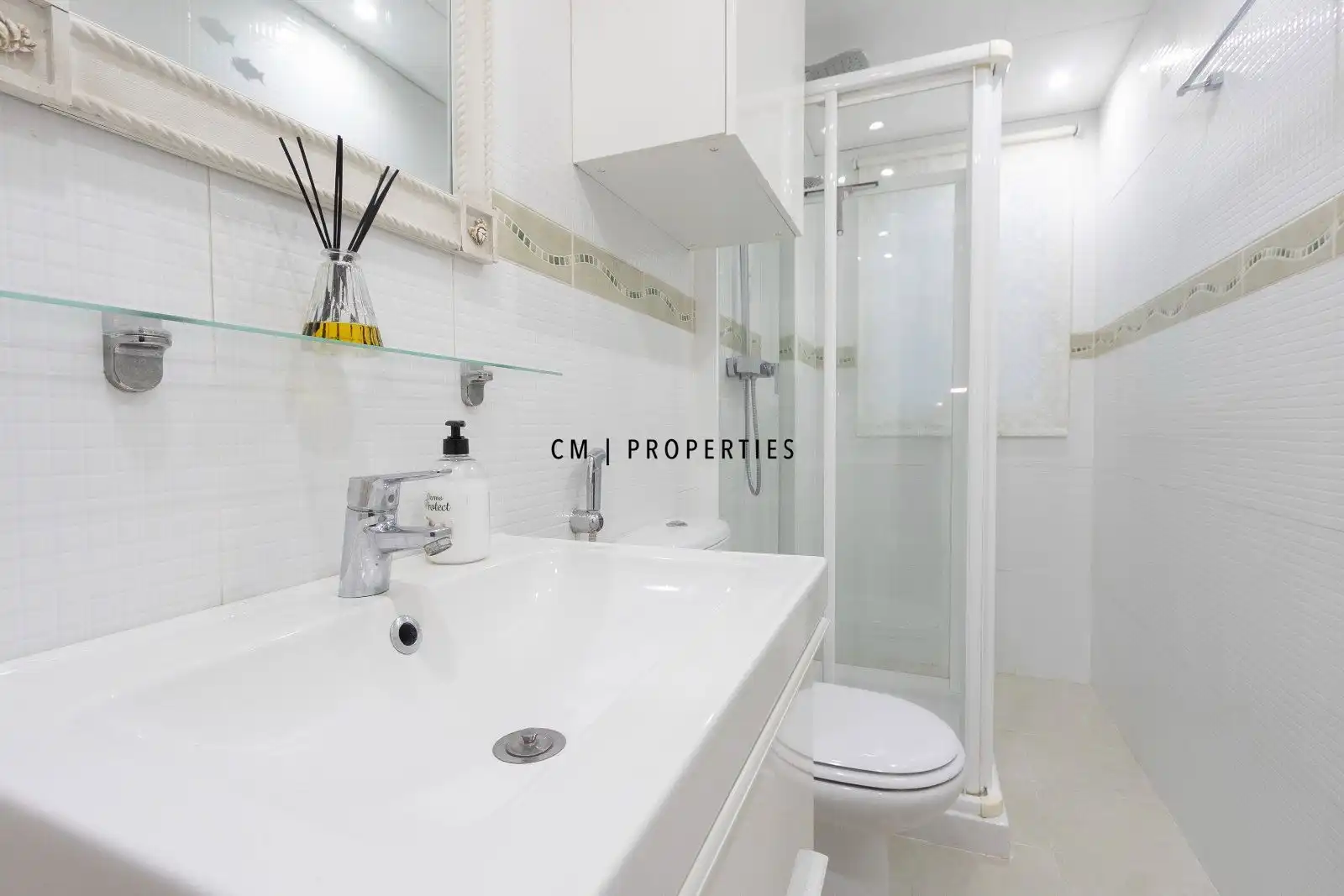 Bathroom of Flat for sale in Valencia  with Air Conditioner, Heating and Terrace