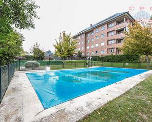 Piscina de Pis de lloguer en Majadahonda amb Aire condicionat i Terrassa