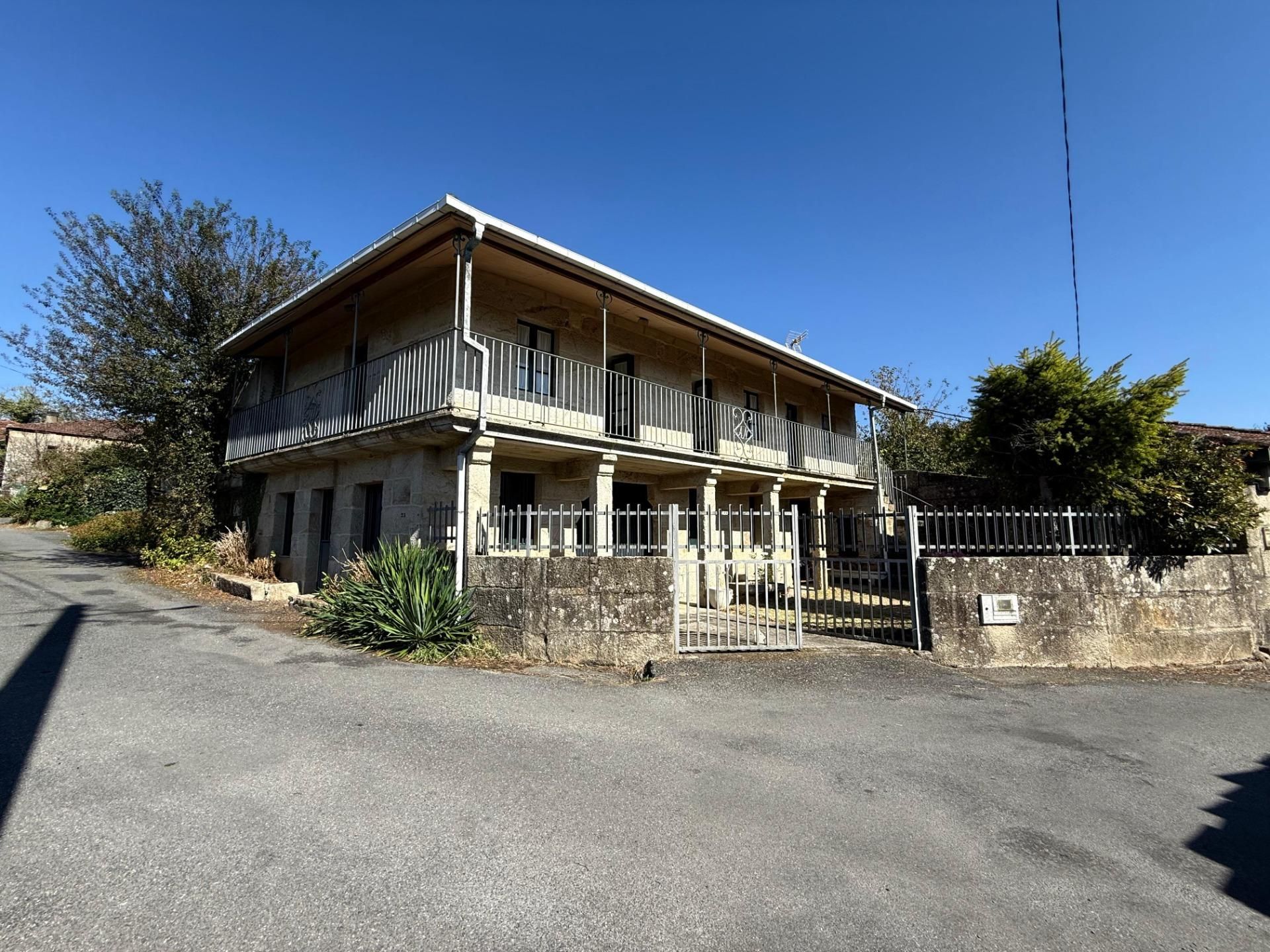 Außenansicht von Haus oder Chalet zum Verkauf in Boborás mit Privatgarten und Balkon