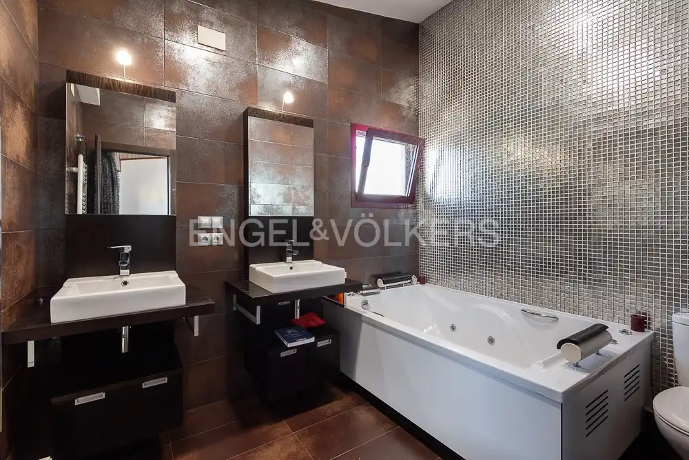 Bathroom of Houses for rent in Paterna  with Air Conditioner, Heating and Private garden