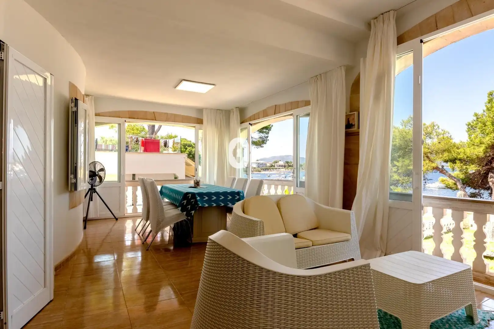 Sala d'estar de Casa adosada en venda en Alcúdia amb Aire condicionat, Jardí privat i Parquet