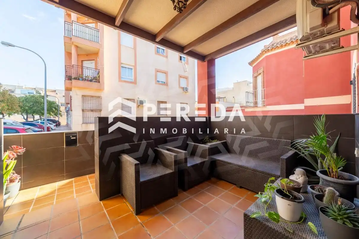 Terrasse von Einfamilien-Reihenhaus zum Verkauf in Roquetas de Mar mit Terrasse