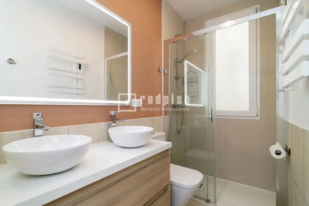 Bathroom of Flat for rent in Madrid  with Air Conditioner, Heating and Parquet flooring