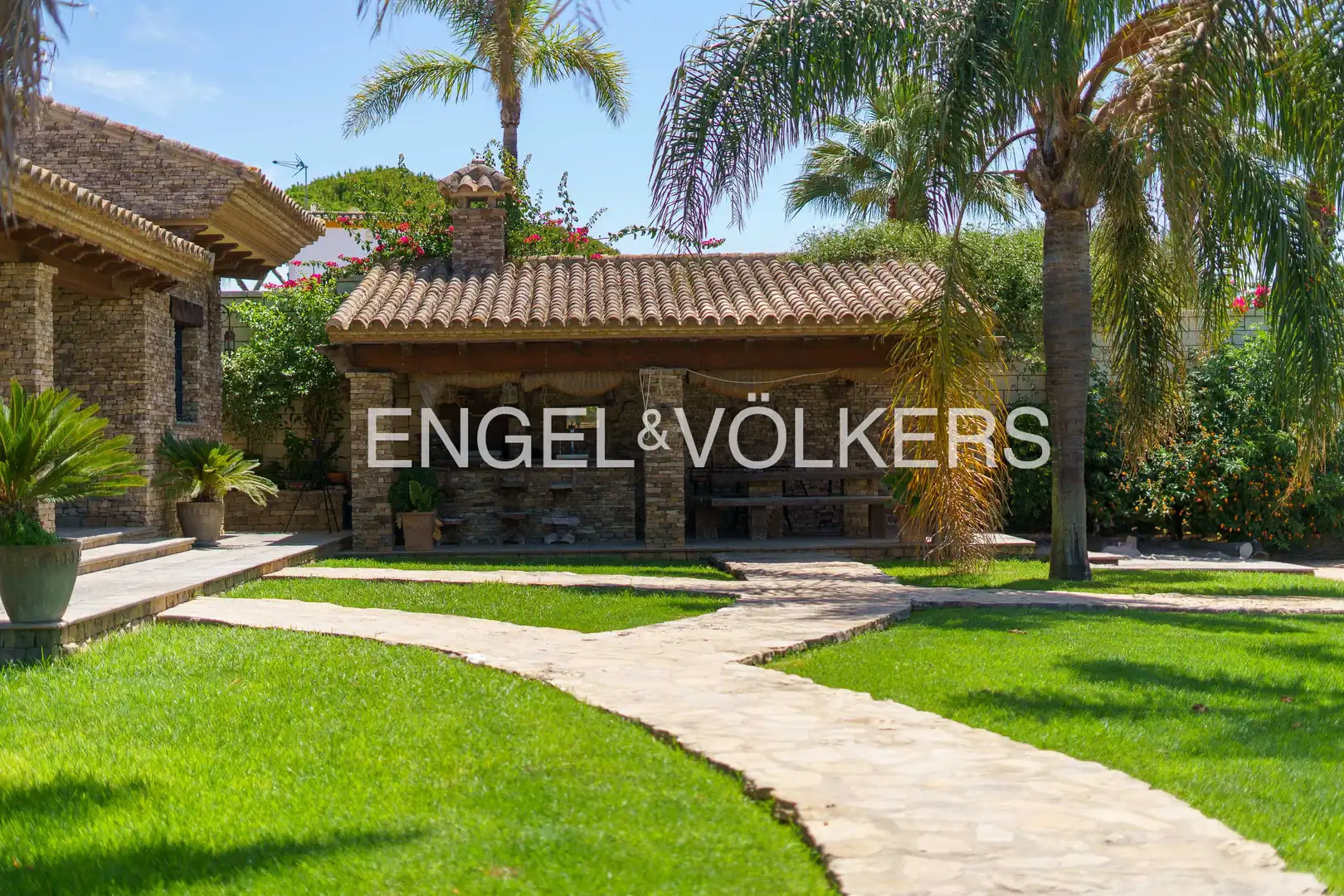 Vista exterior de Casa o xalet en venda en Chiclana de la Frontera amb Aire condicionat, Calefacció i Jardí privat