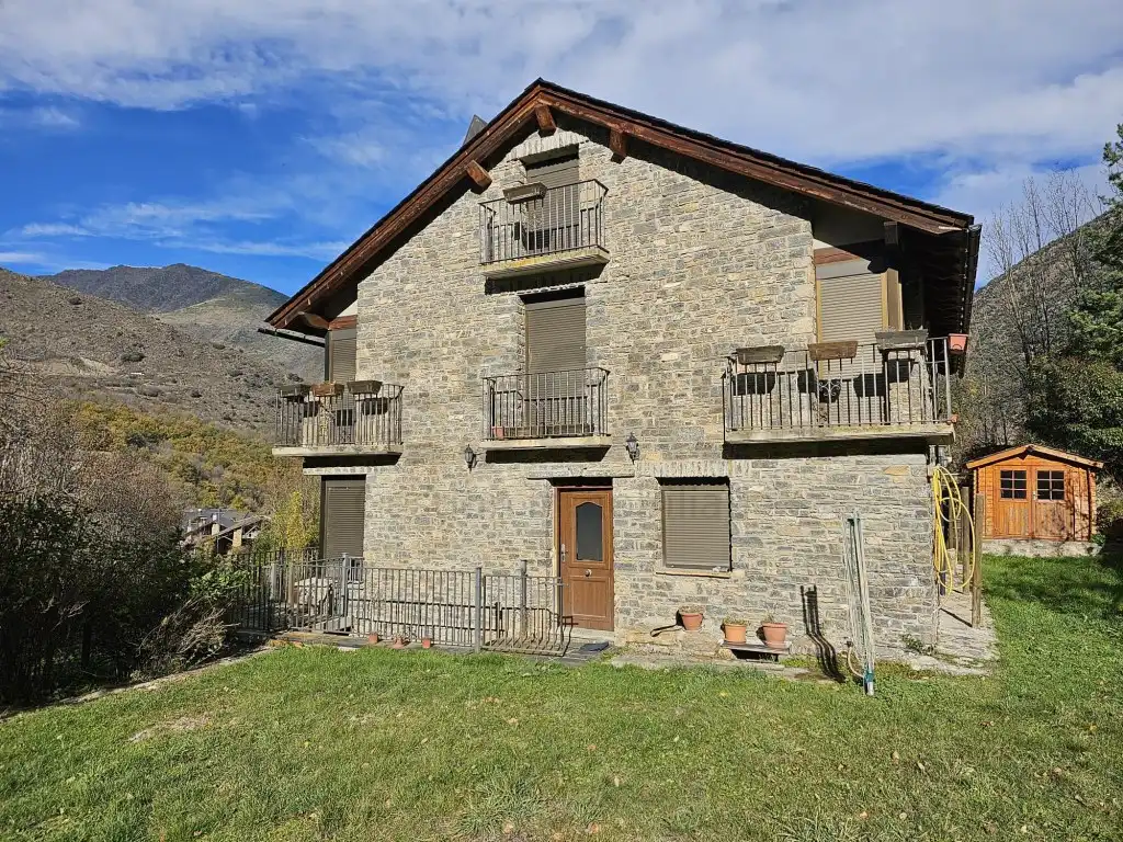 Casa o chalet en venta en Calle Nucleo De Altron, Sort