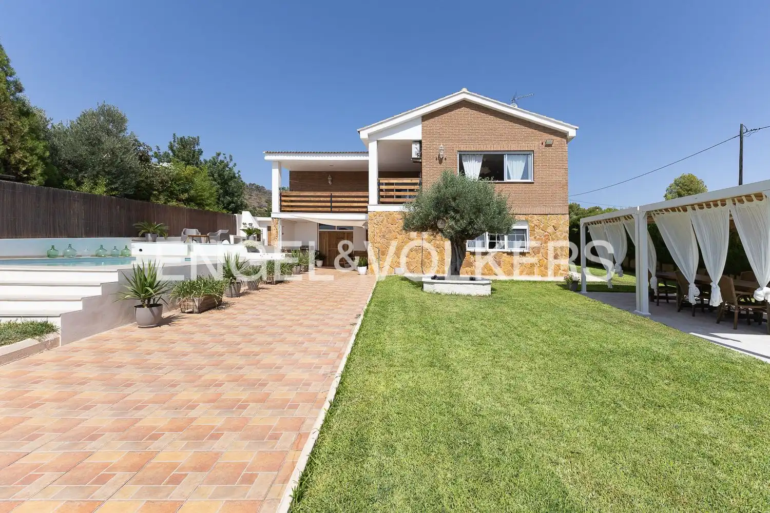 Außenansicht von Haus oder Chalet zur Miete in El Puig de Santa Maria mit Klimaanlage, Heizung und Privatgarten