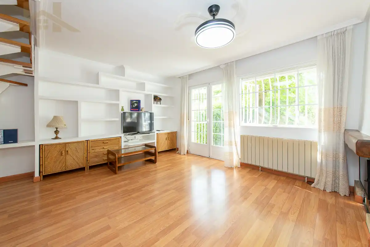 Sala d'estar de Casa adosada en venda en San Sebastián de los Reyes amb Aire condicionat, Calefacció i Jardí privat