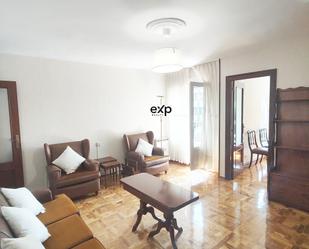 Sala d'estar de Pis de lloguer en Oviedo  amb Calefacció, Terrassa i Balcó