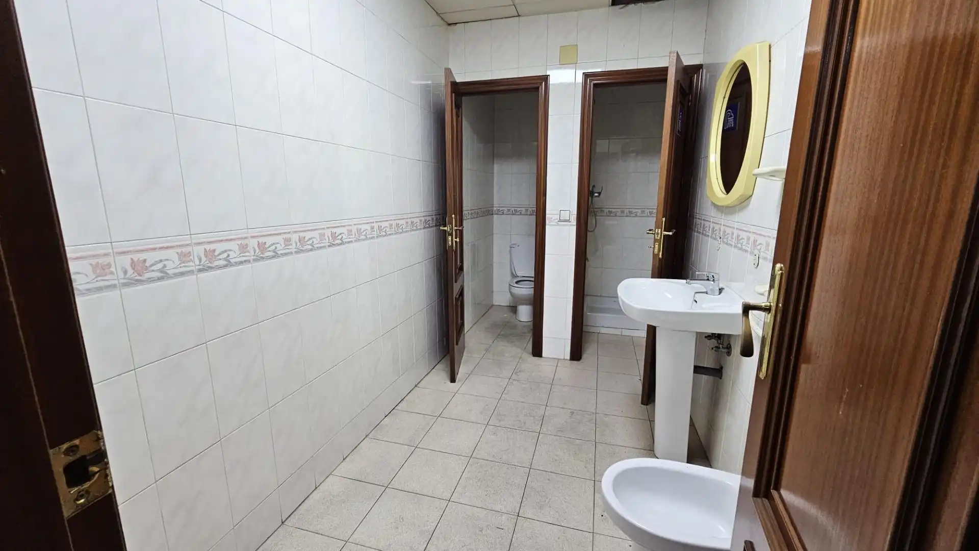 Badezimmer von Fabrikhallen zur Miete in Córdoba