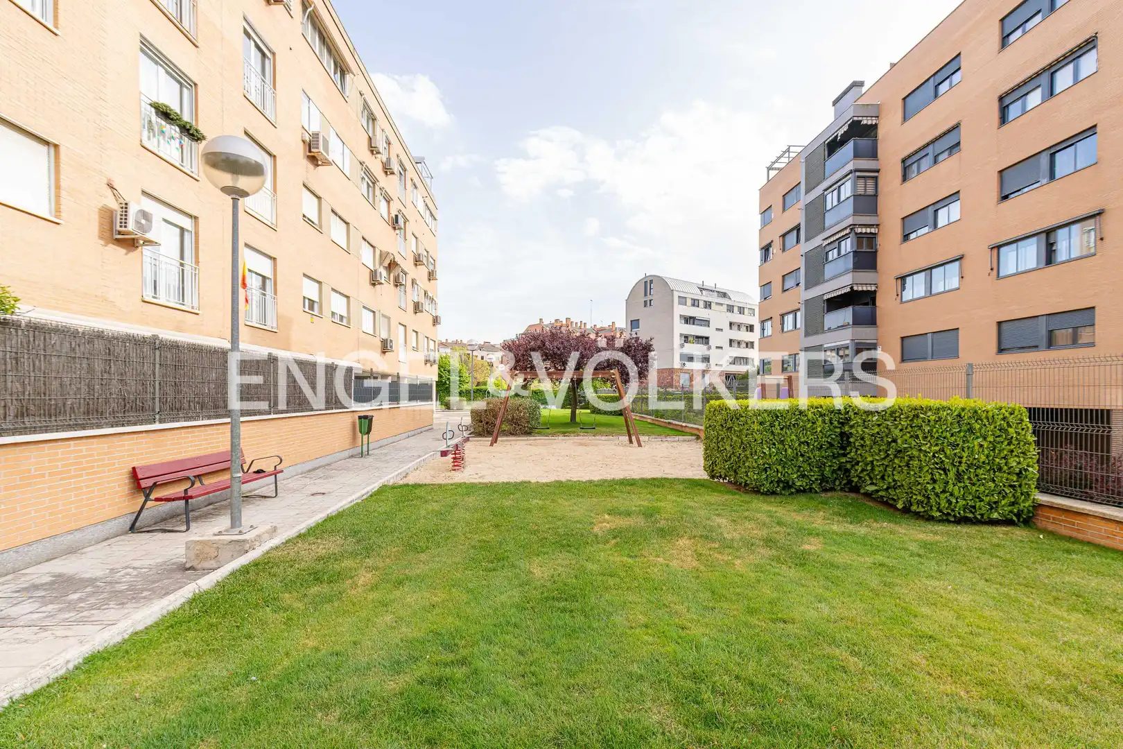 Vista exterior de Dúplex en venta en Alcorcón con Aire acondicionado, Calefacción y Jardín privado