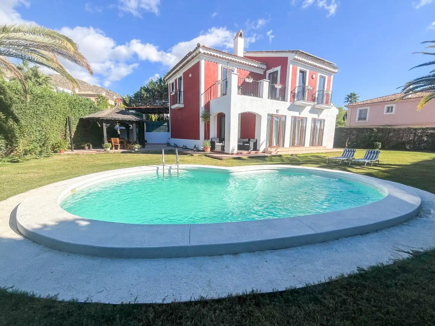 Villa con terrazza in vendita a Golf Bahía