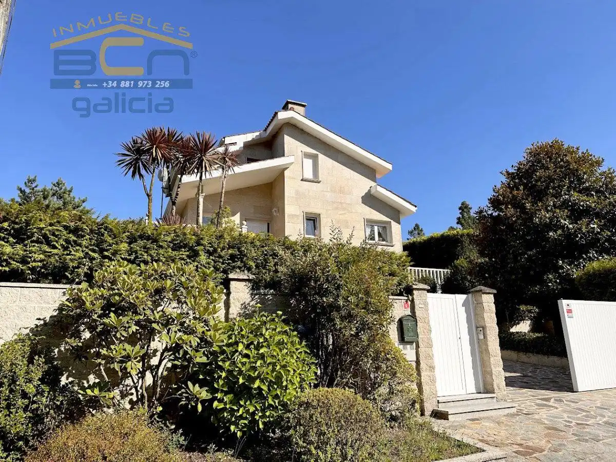Vista exterior de Casa o xalet en venda en Santiago de Compostela  amb Calefacció, Jardí privat i Piscina