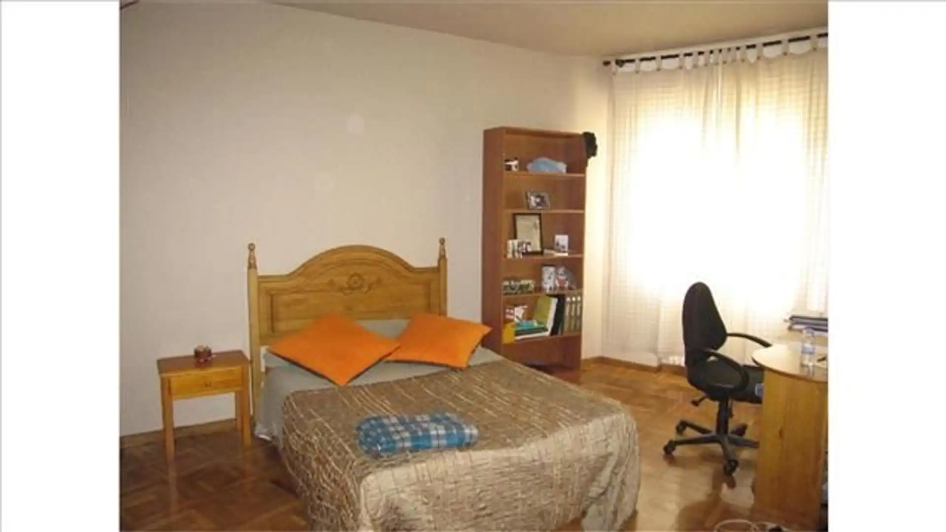 Habitación de Piso de alquiler en  Pamplona / Iruña con Calefacción, Parquet y Trastero