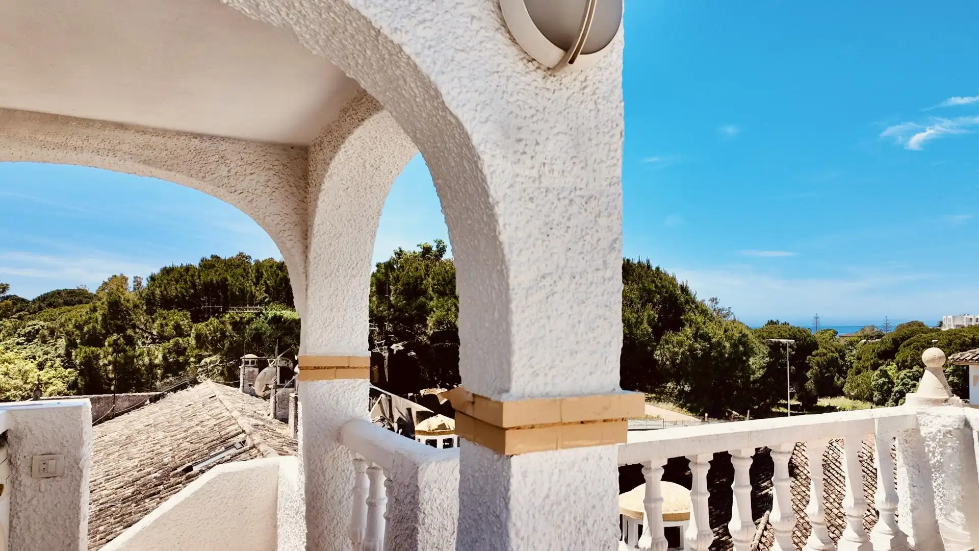 Vista exterior de Casa adosada en venta en Marbella con Jardín privado, Alarma y Piscina comunitaria