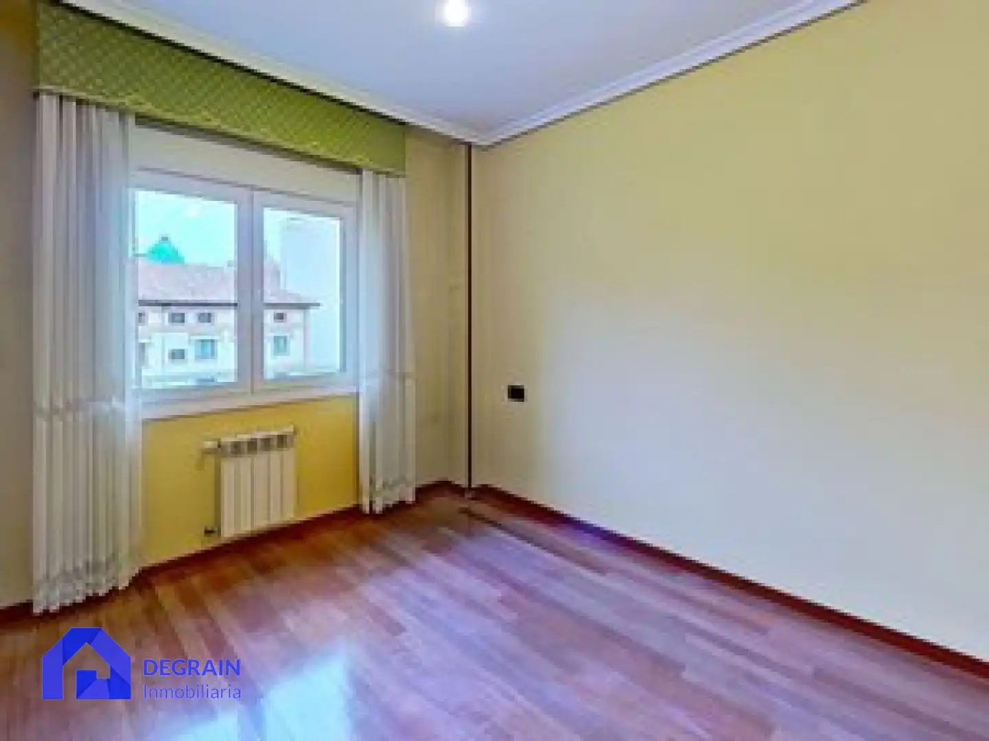 Dormitori de Pis en venda en Oviedo  amb Parquet, Traster i Balcó