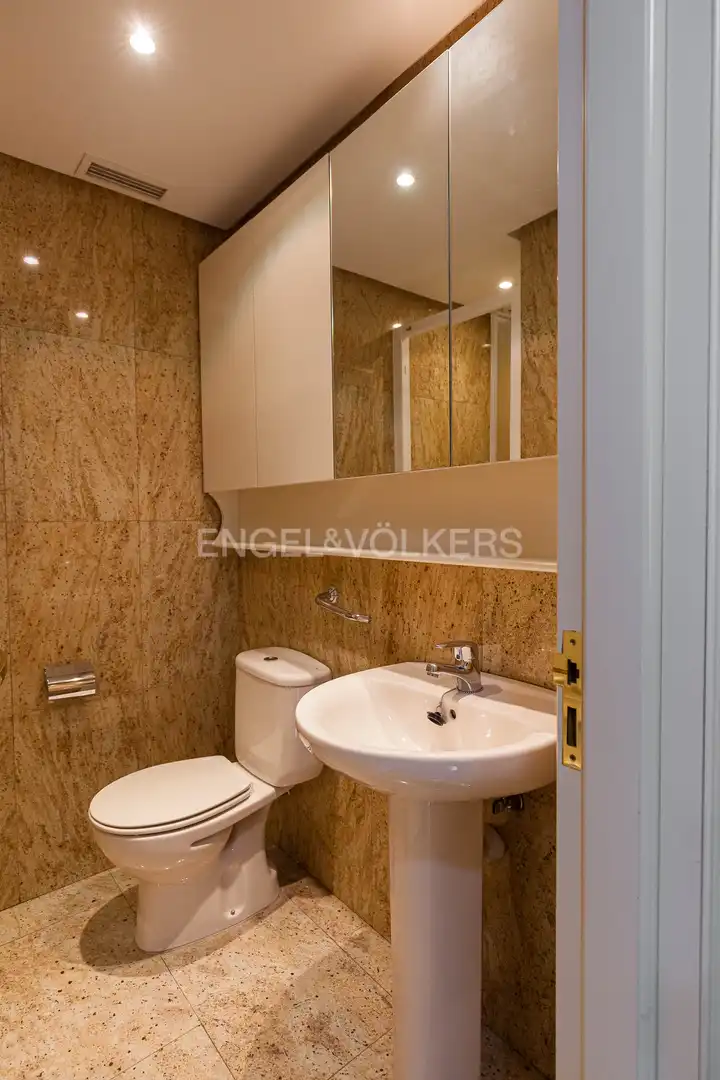 Badezimmer von Wohnung zur Miete in Madrid mit Klimaanlage, Heizung und Privatgarten