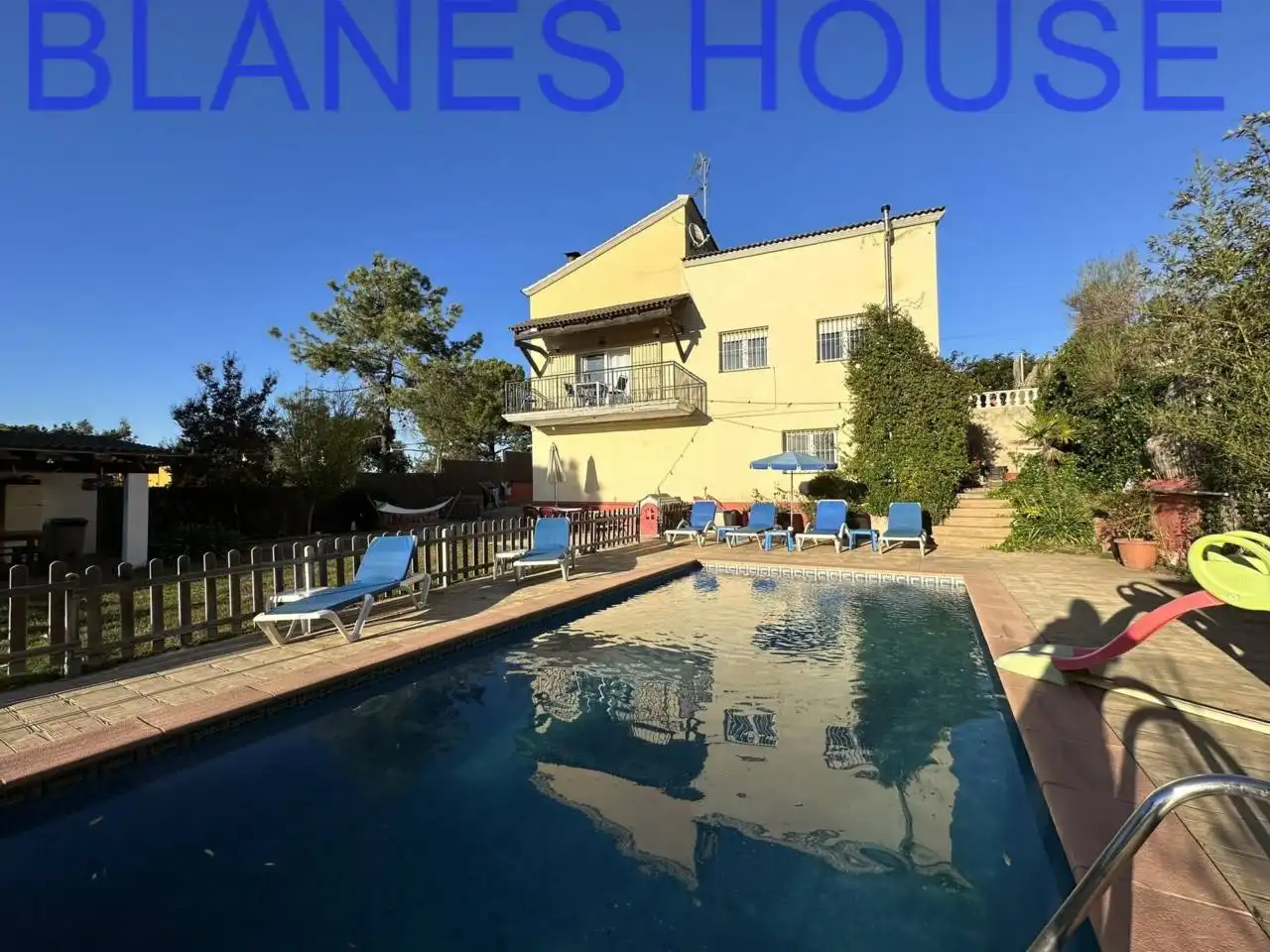 Vista exterior de Casa o xalet en venda en Lloret de Mar amb Calefacció, Jardí privat i Piscina