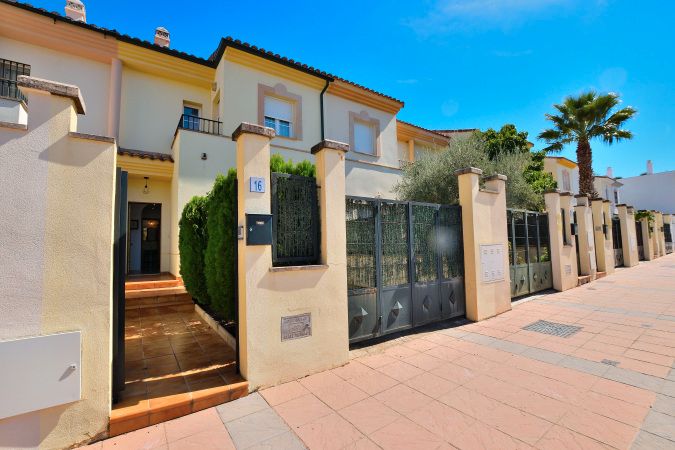Vista exterior de Casa adosada en venda en Ronda amb Aire condicionat, Traster i Balcó