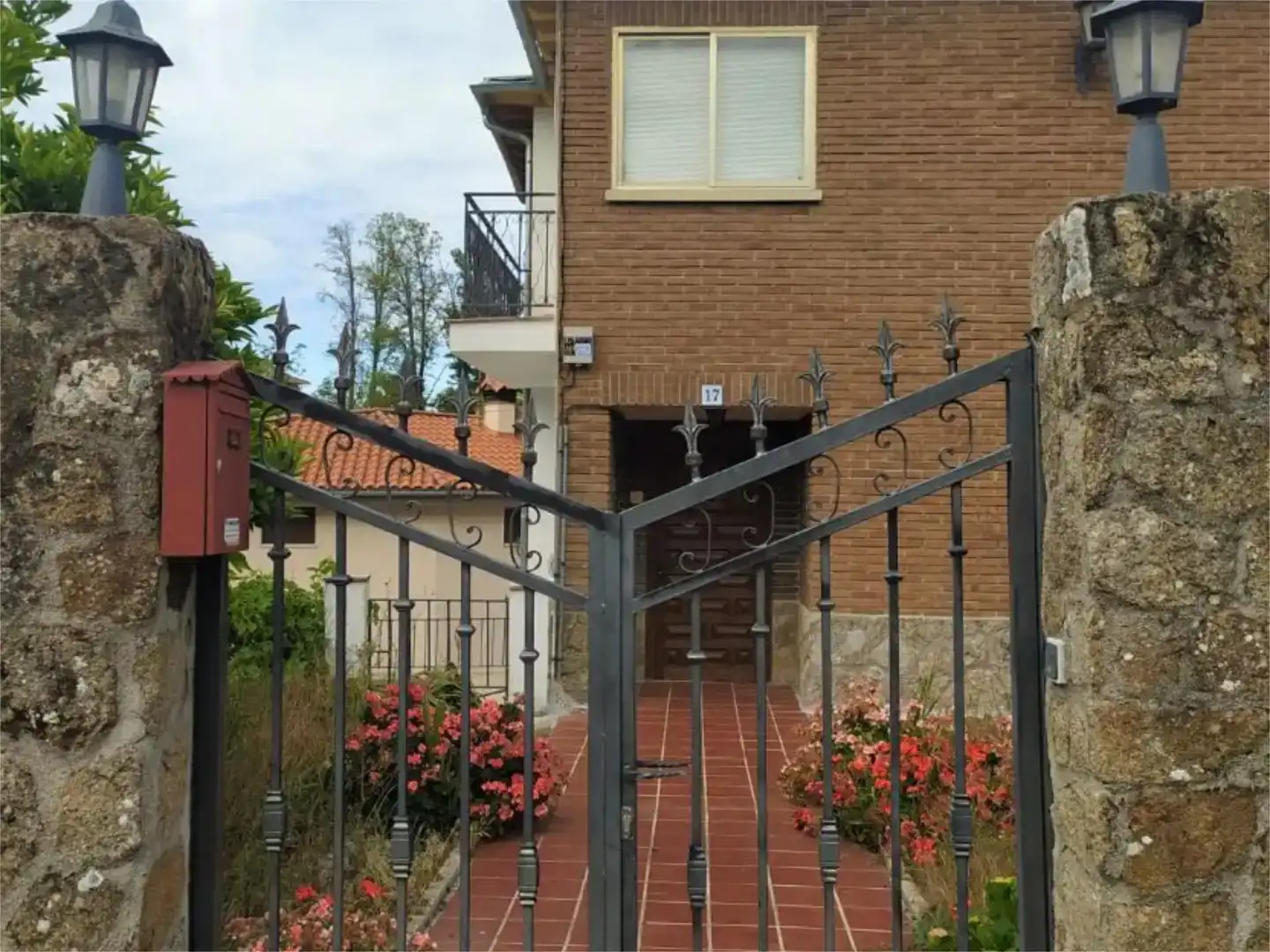 Vista exterior de Casa o chalet en venta en San Esteban del Valle con Jardín privado