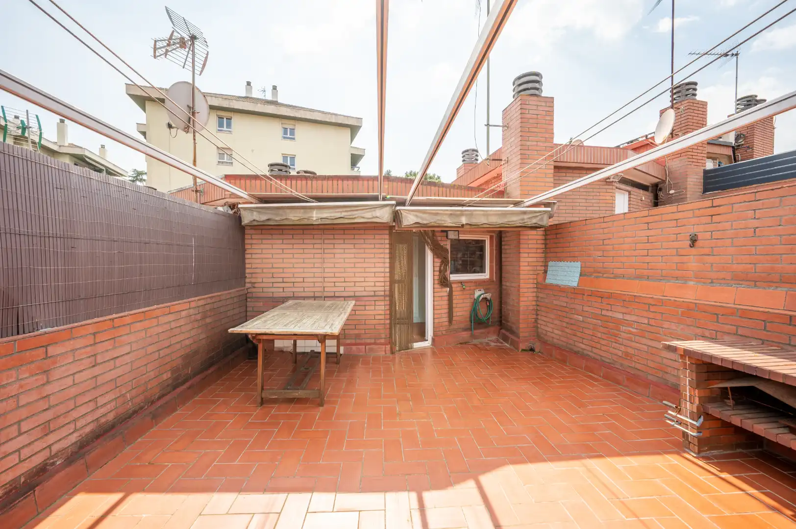 Terrasse von Einfamilien-Reihenhaus zum Verkauf in Sant Cugat del Vallès mit Klimaanlage, Heizung und Privatgarten