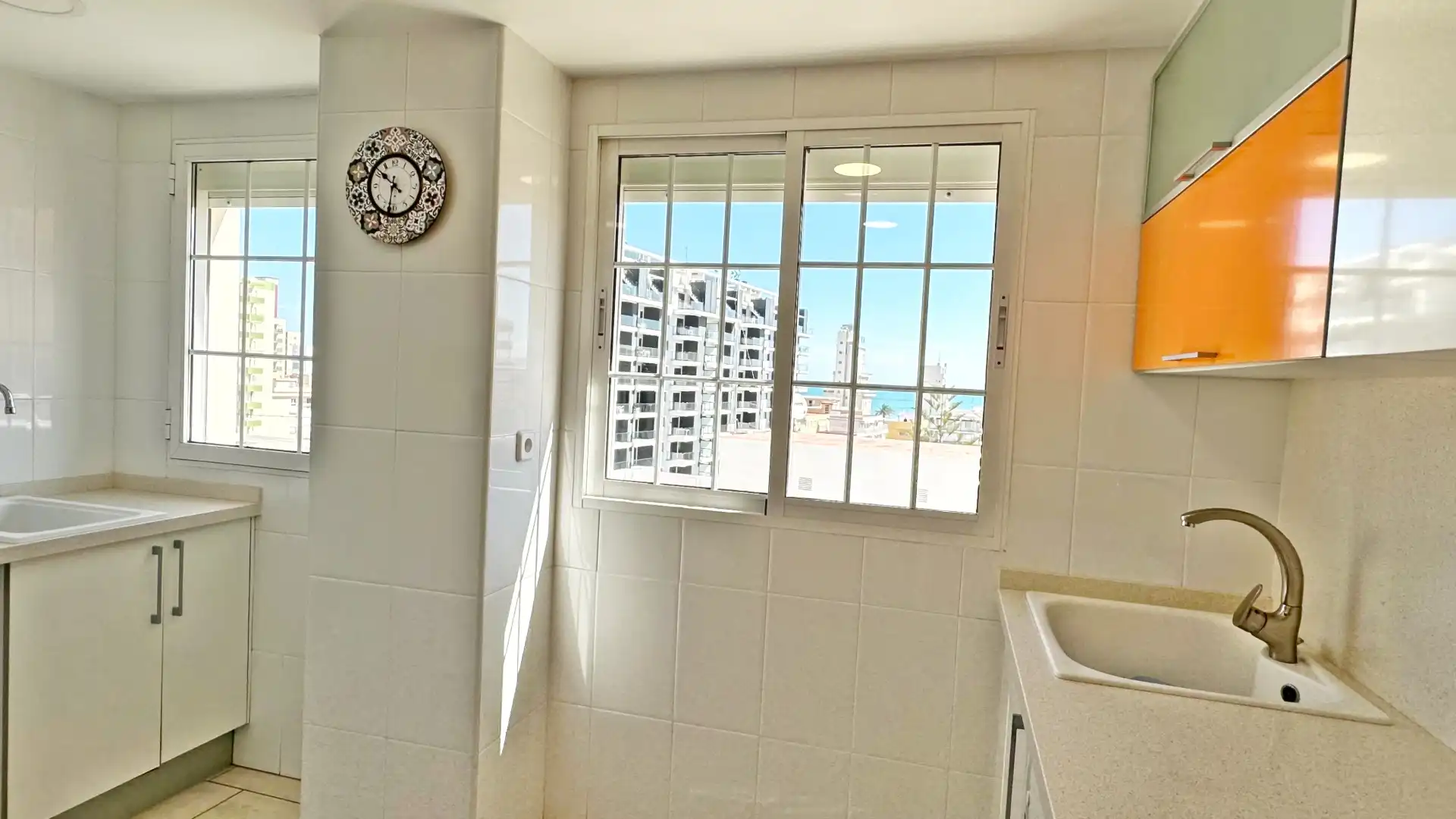 Baño de Apartamento de alquiler en Gandia con Aire acondicionado, Calefacción y Terraza