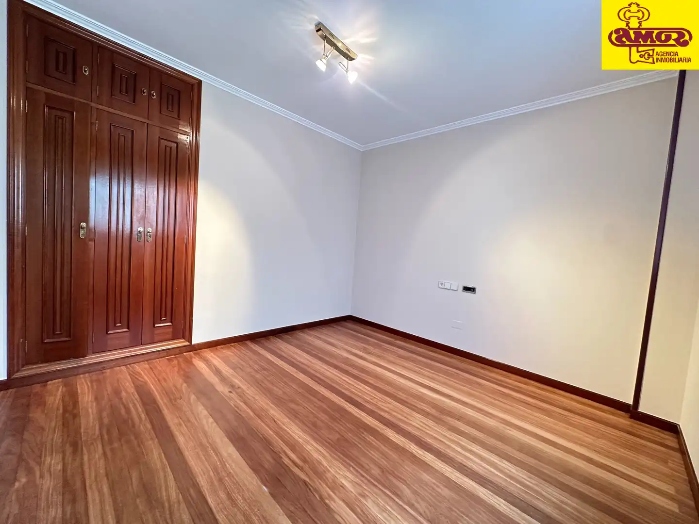 Piso en venta en Santiago de Compostela  con Calefacción, Terraza y Trastero