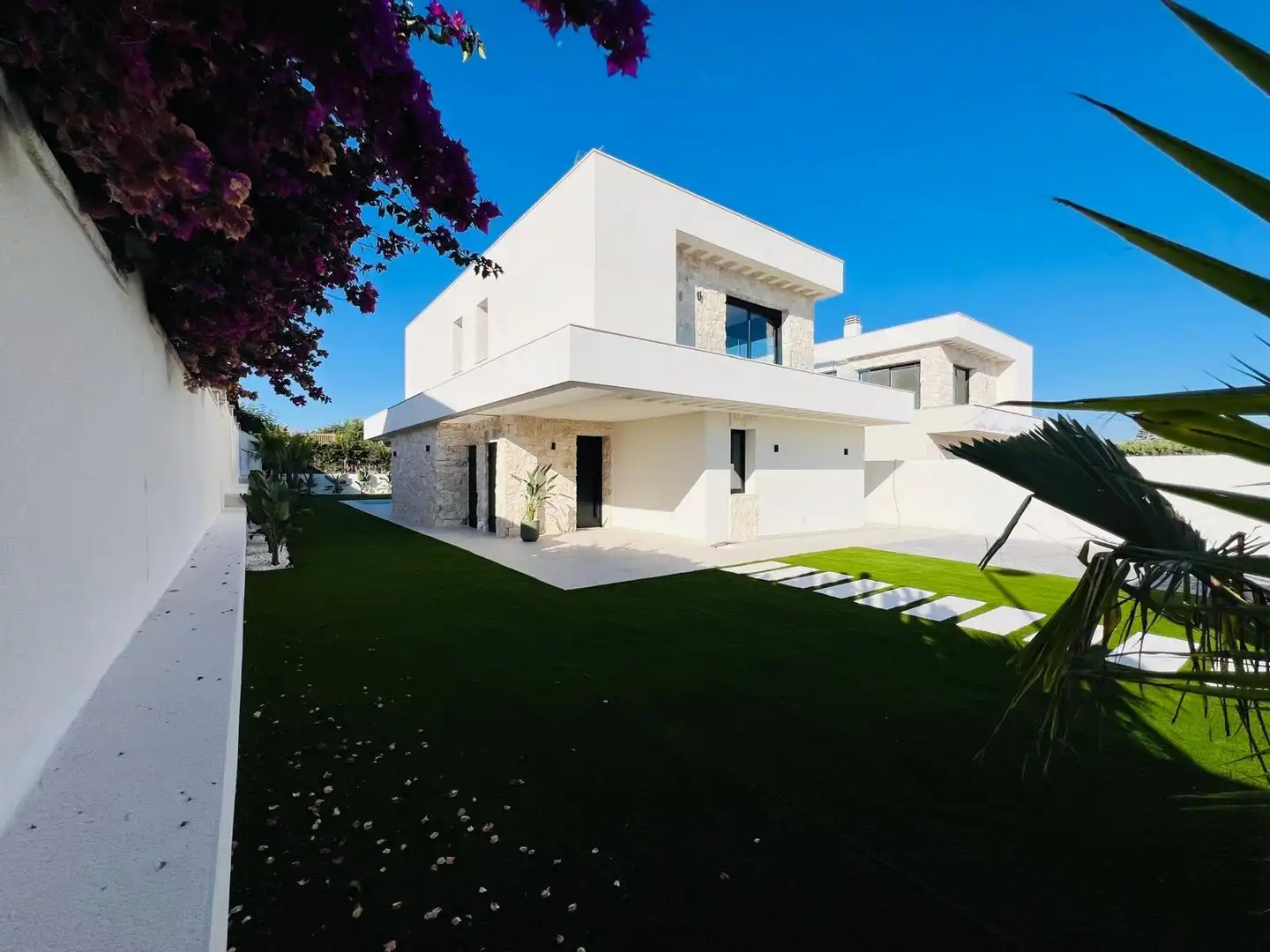 Vista exterior de Casa o xalet en venda en Torrevieja amb Aire condicionat, Calefacció i Jardí privat