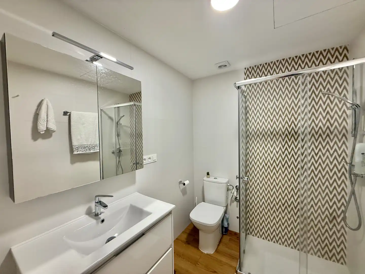Badezimmer von Einfamilien-Reihenhaus zum Verkauf in Las Ventas de Retamosa mit Klimaanlage, Heizung und Terrasse