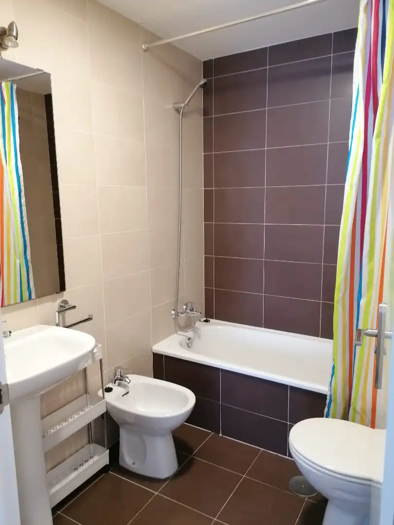 Baño de Apartamento de alquiler en Ciudad Real con Amueblado