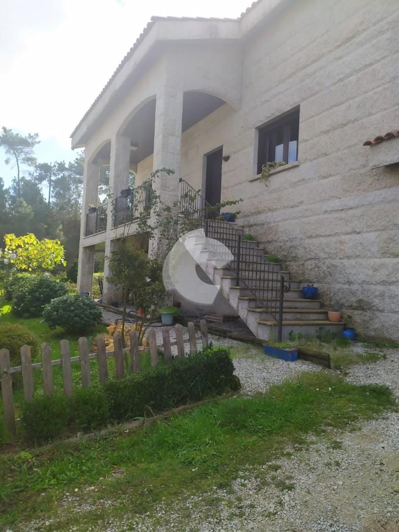 Vista exterior de Casa o xalet en venda en San Cibrao das Viñas amb Jardí privat